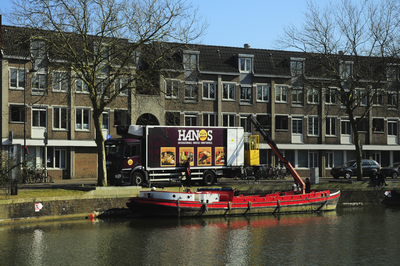 900828 Afbeelding van de bevoorrading van de bierboot op de kade van de Wittevrouwensingel te Utrecht.
